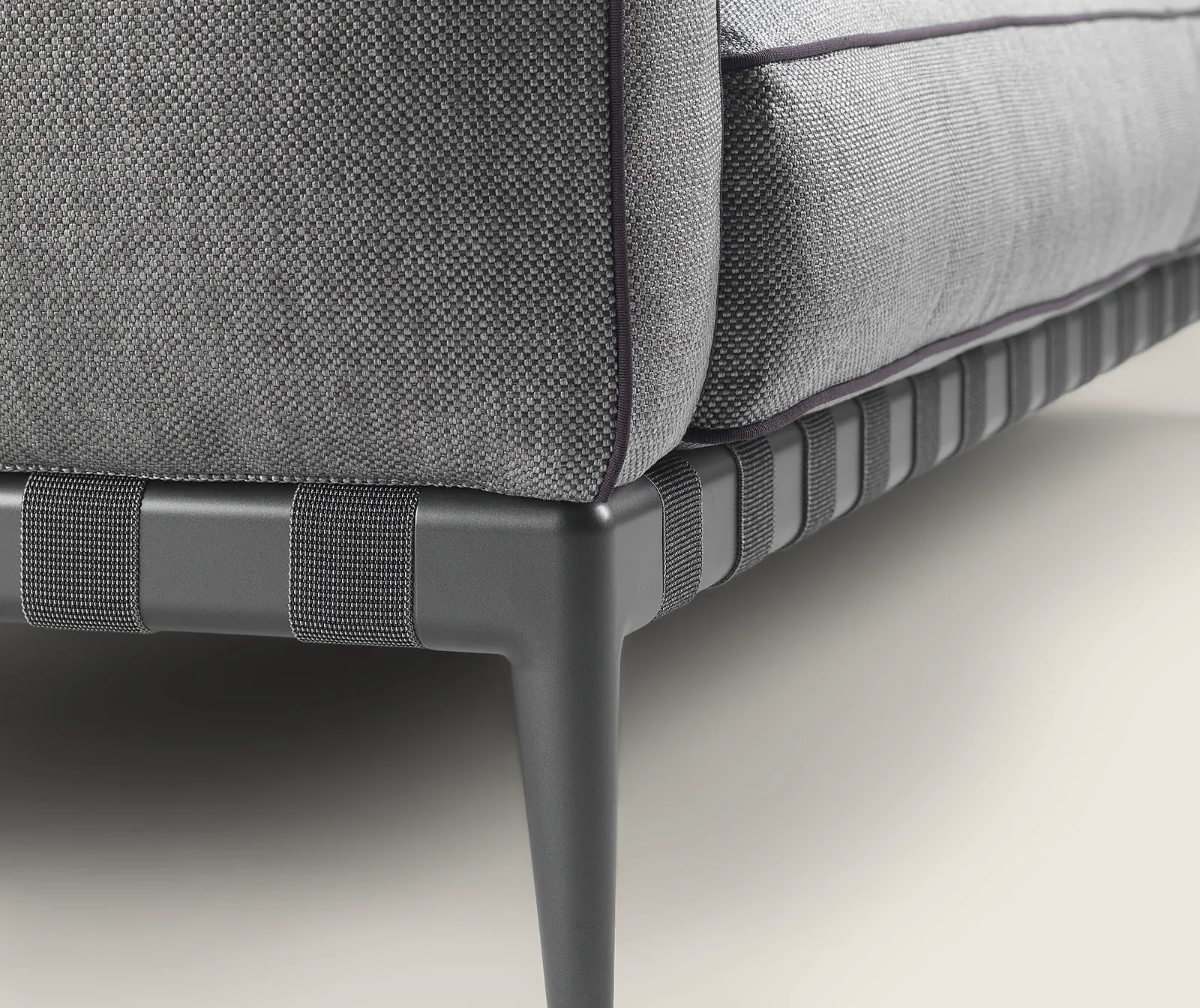 Flexform Atlante outdoor sofa in a garden setting, frame 2