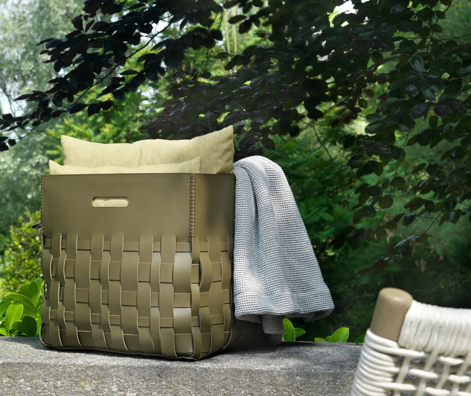 Flexform Cesta outdoor piece in a garden setting, frame 2