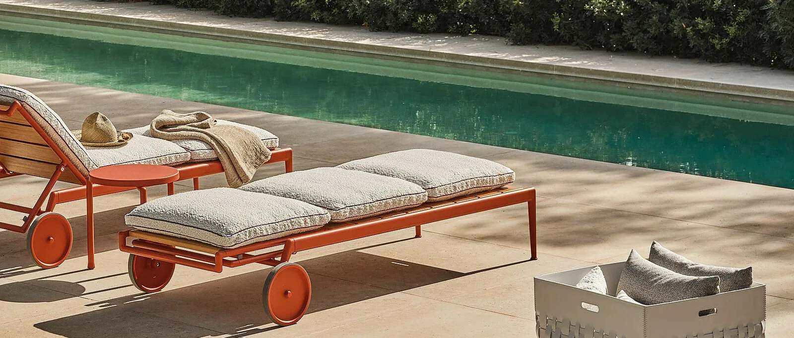 Flexform Cesta outdoor piece in a garden setting, frame 4
