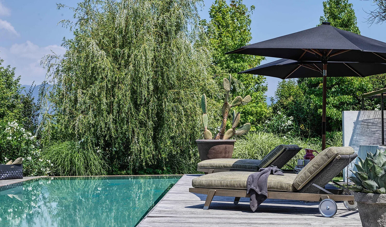 Flexform Hora Sexta outdoor daybed, photographed for the factory catalogue